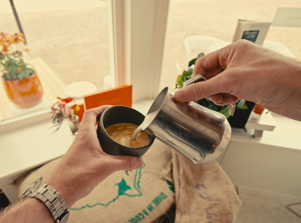Latte art maken: zo giet je thuis je eerste hartje