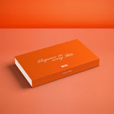 Dichte oranje bonbonbox van SIJL met de tekst Elegance in every Bite