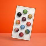Open bonbonbox met 10 bonbons in verschillende smaken in heldere cupjes