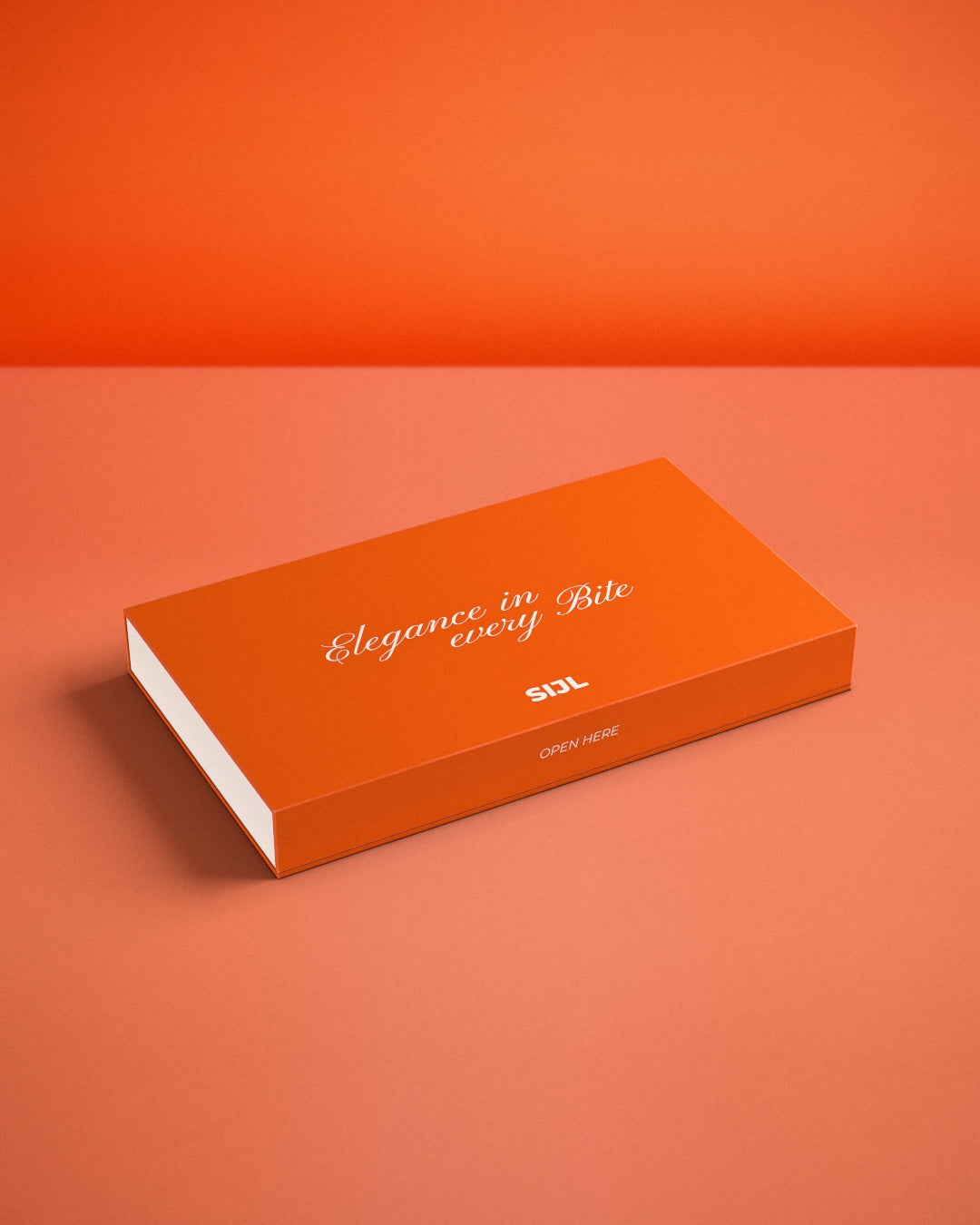 Dichte oranje bonbonbox van SIJL met de tekst Elegance in every Bite