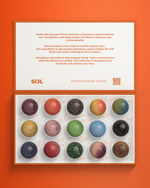 Bonbonbox van SIJL met 15 handgemaakte bonbons, open met de binnenkant van het deksel