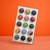 Open bonbonbox met 15 bonbons in verschillende smaken in heldere cupjes