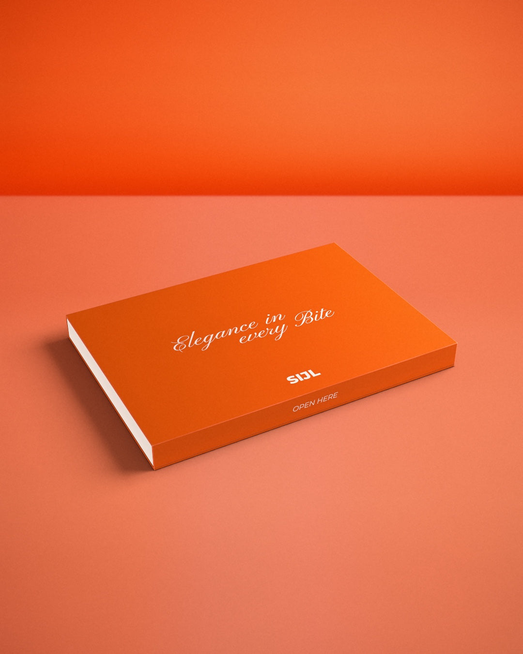 Dichte oranje bonbonbox van SIJL met de tekst Elegance in every Bite