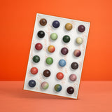 Open bonbonbox met 24 bonbons in verschillende smaken in heldere cupjes