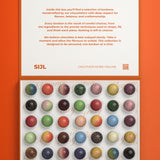 Grote bonbonbox van SIJL met 35 handgemaakte bonbons, open met de binnenkant van het deksel