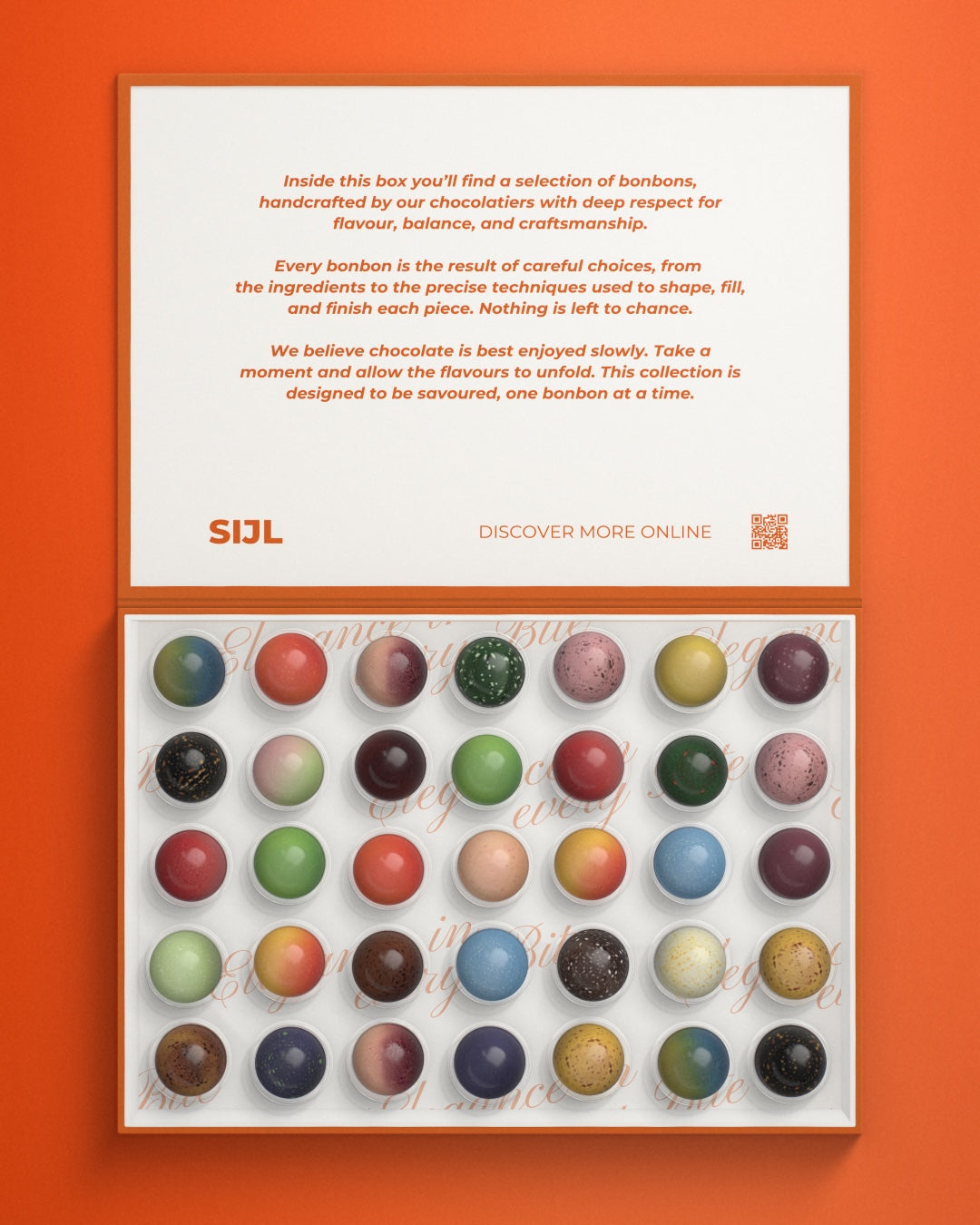 Grote bonbonbox van SIJL met 35 handgemaakte bonbons, open met de binnenkant van het deksel