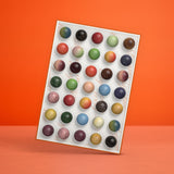 Open bonbonbox met 35 bonbons in verschillende smaken in heldere cupjes