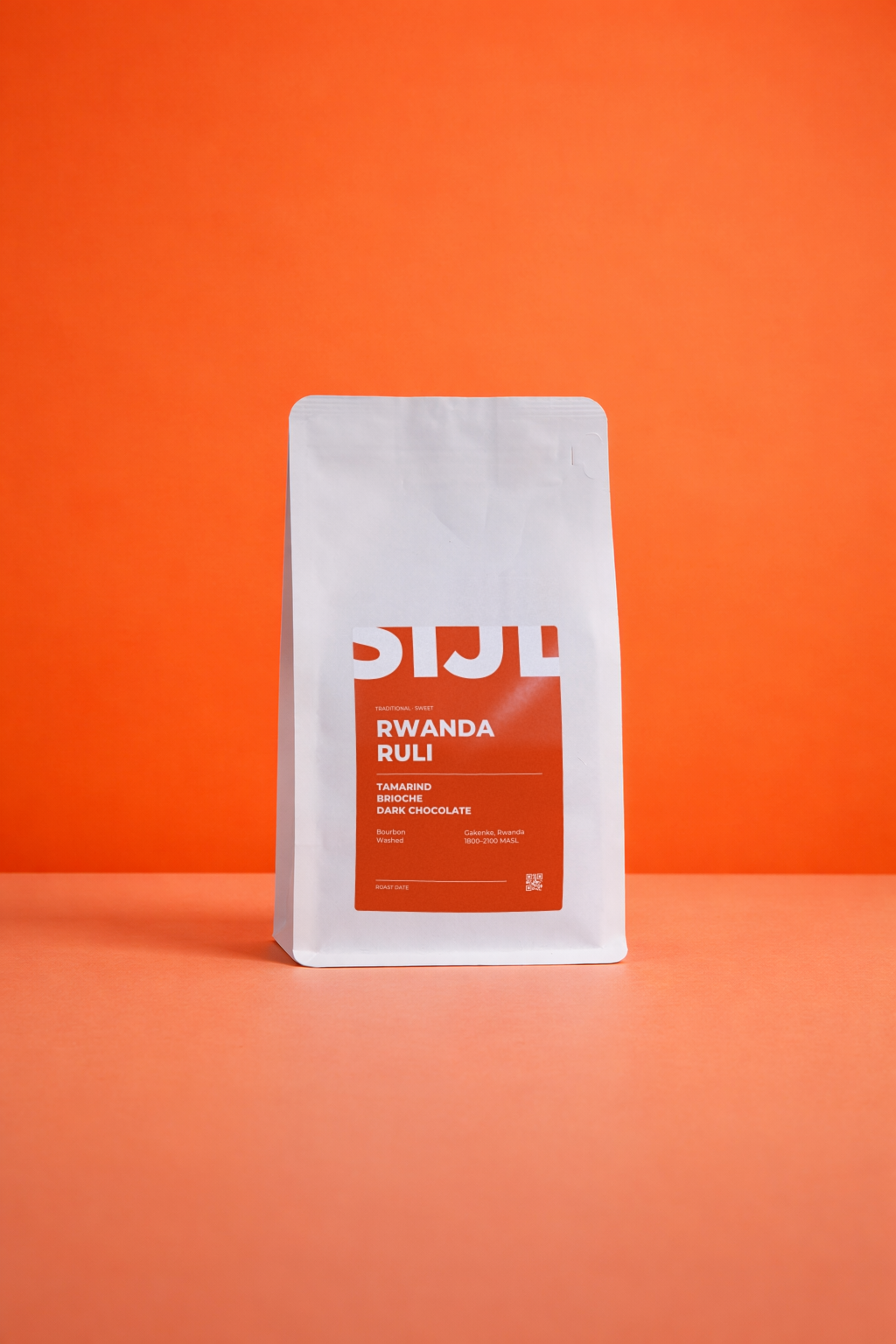 Rwanda Ruli koffiebonen van SIJL in een witte zak met oranje label