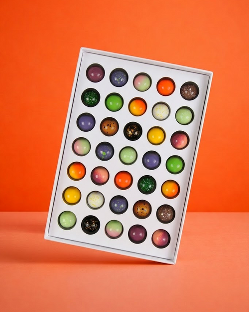 Grote verrassingsbox met 35 handgemaakte bonbons van SIJL, ideaal als bedrijfscadeau
